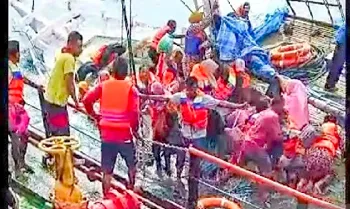 Detik-detik evakuasi penumpang KLM Lorena Sari