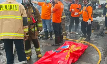 Kebakaran lapak bekas bangunan gusuran di Simpang Matraman kawasan Senen, Jakarta Pusat