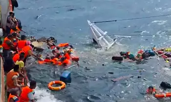 detik-detik evakuasi korban KLM Fajar Lorena Safari yang tenggelam di perairan laut Madura-Situbondo