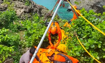 Basarnas Bali evakuasi jenazah diduga WNA di bawah tebing Pura Luhur Uluwatu kawasan DTW Uluwatu, Denpasar, Kamis (9/1/2025).