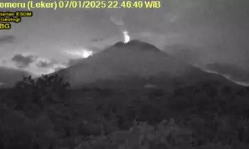 Gunung Semeru erupsi dengan letusan setinggi 600 meter di atas puncak pada Selasa (7/1/2025)