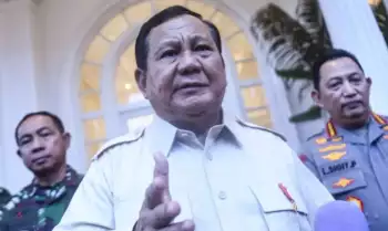 Presiden Prabowo Subianto (tengah) didampingi Panglima TNI Jenderal Agus Subiyanto (kiri) dan Kapolri Jenderal Listyo Sigit Prabowo (kanan)