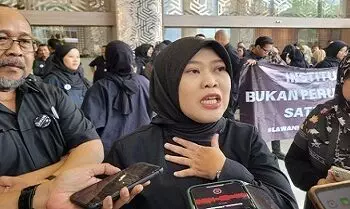 asn kemdiktisaintek yang diberhentikan neni herlina dalam aksi damai di depan kantor kemdiktisaintek jakarta senin 2012025 ant 169