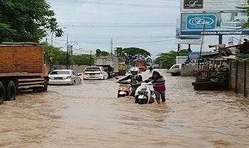 nekat terobos banjir di cilegon motor angkot ini malah mogok 43