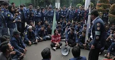 massa yang menggelar aksi penolakan ruu tni di dpr 1742378531141 169