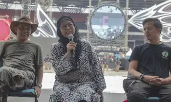 Manajer Grup Band Slank Bunda Iffet (tengah) bersama Manajer POS Intertainment Dhani Pette (kiri) dan Production Manager Stage Reza Lesmana (kanan)