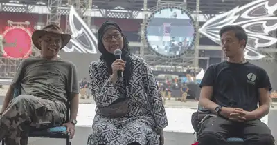 Manajer Grup Band Slank Bunda Iffet (tengah) bersama Manajer POS Intertainment Dhani Pette (kiri) dan Production Manager Stage Reza Lesmana (kanan)
