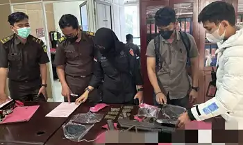 Barang bukti berupa senjata api dan amunisi yang diamankan dari anggota KKB Aske Mabel diserahkan kepada Kejari Wamena, Kabupaten Jayawijaya, Papua, Rabu (21/5/2025)