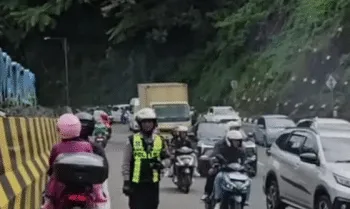 Polres Cianjur, Jawa Barat, menerapkan sistem satu arah menuju Bogor dari Cianjur, lebih cepat guna mengantisipasi terjadinya macet di jalur Puncak, Senin (12/5/2025).