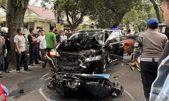 Jajaran Satlantas Polrestabes Bandung saat melakukan olah tempat kejadian perkara peristiwa kecelakaan di Jalan Anggrek, Kota Bandung, Jawa Barat