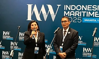 Sekretaris Jenderal Kemenhub Antoni Arif Priadi (kanan), Ketua Dewan Pengurus Pusat (DPP) Indonesian National Shipowners' Association (INSA) Carmelita Hartoto (kiri), dalam jumpa pers seusai pembukaan Indonesia Maritime Week 2025 di Jakarta