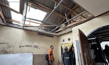 Petugas BNNPB meninjau lokasi terdampak peristiwa angin kencang di Kabupaten Gunungkidul, Provinsi Daerah Istimewa Yogyakarta