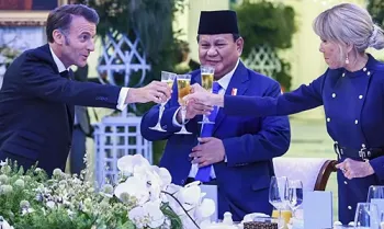 Presiden Prabowo Subianto (tengah) bersama Presiden Prancis Emmanuel Macron (kiri) dan istri Brigitte Macron (kanan) saat jamuan makan malam di Istana Negara, Jakarta