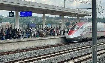 penumpang kereta cepat