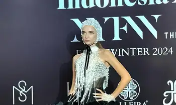 Model mengenakan busana rancangan Hengki Kawilarang dalam acara konferensi pers Indonesia Now NYFW The Show Fall/Winter 2024-2025 di Jakarta Selatan