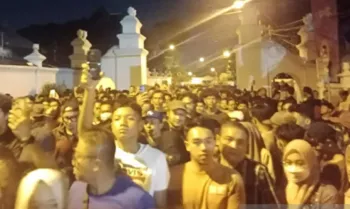 Ribuan warga mengikuti Lampah Budaya Mubeng Beteng atau berjalan mengelilingi Beteng Keraton Ngayogyakarta Hadiningrat