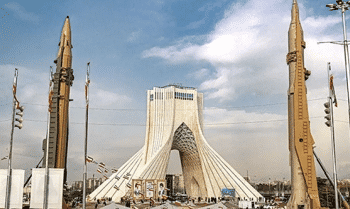 Peluru kendali Sejjil dan Emad dipajang dalam rangka peringkatan 44 tahun revolusi Islam Iran di Teheran