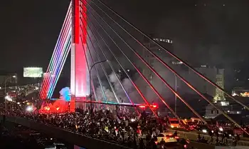 Ribuan Bobotoh memadati flyover Pasupati saat merayakan Persib Bandung juara Liga1 di Kota Bandung, Jawa Barat, Sabtu (24/5/2025)