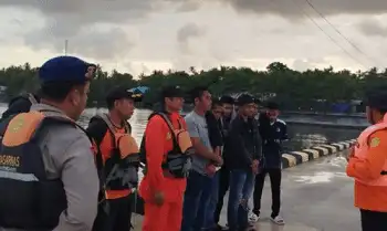 Tim SAR saat mengevakuasi para korban ke Pelabuhan Wanci, Kabupaten Wakatobi, Sulawesi Tenggara