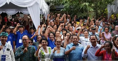 Anggota DPR RI Tutik Kusuma Wardhani (ketiga kiri) saat sosialisasi program Makan Bergizi Gratis di Tabanan, Bali, Minggu (1/6/2025)