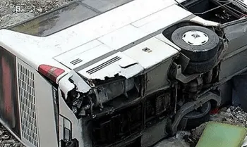 Bus terguling ke jurang