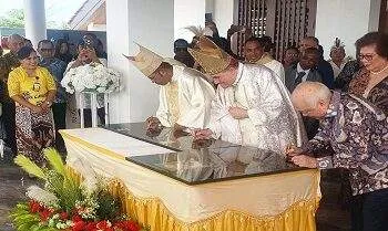 Duta Besar Takhta Suci Vatikan untuk Indonesia, Mgr Piero Pioppo, didampingi Uskup Diosis Amboina Mgr Inno Ngutra, Resmikan Gereja Santo Yosep dan Gereja Santa Maria de Fatima Dobo, Kabupaten Kepulauan Aru, Kamis (17/7/2025). Foto: Dedy