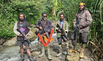 KKB Roberth Wenda alias Kriminal Hesegem (26 th) (centang merah) saat bersama Egianus Kogoya (pakai ikat kepala).