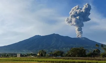 Gunung Marapi di Sumatera Barat saat terjadi erupsi setinggi 1,6 kilometer pada Rabu (23/7) pagi.
