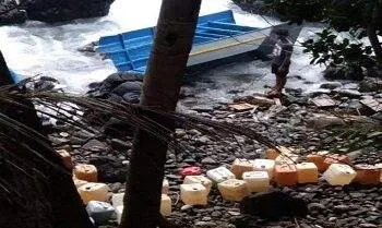 Longboat mengangkut minyak tanah mengalami kerusakan parah setelah menabrak batu karang.