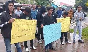 aliansi Pemuda Demo  di Kantor BWS Maluku, Senin (7/7/2025).