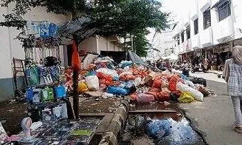 Kondisi tumpukan sampah di belakang gedung baru Pasar Mardika, Kota Ambon. Foto: Itin