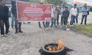 LIRA menggelar aksi demonstrasi di depan kantor Balai Wilayah Sungai Maluku, Wailela-Rumahtiga, Kecamatan Teluk Ambon, Kamis (10/7).