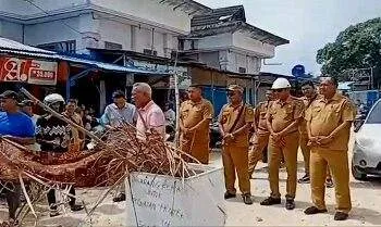 Pemda KKT bersama Soa Bungalembun Lepas Swery di Pasar Omele, Kecamatan Tanimbar Selatan, Jumat (11/7/2025). Foto: Maxi
