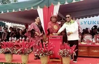 Wakil Gubernur Maluku,Abdullah Vanath bersama  Bupati MBD Benyamin Noah saat Meresmikan Mal Pelayanan Publik di Tiakur MBD, Senin (21/07/2025).
