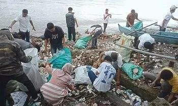 Sejumlah Pemuda dari berbagai OKP dan Ormas terlibat membersihkan sampah di sekitar pesisir pantai desa rumah tiga.