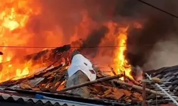Kebakaran melanda Jalan Kutilang 28, RW 02, Bukit Duri, Tebet, Jakarta Selatan dengan korban empat anak tewas, Sabtu (19/7/2025).