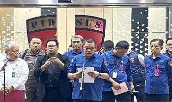 Kejagung umumkan sembilan tersangka baru kasus dugaan korupsi tata kelola minyak mentah dan produk kilang di Gedung Bundar Kejaksaan Agung, Jakarta, Kamis (10/7/2025) malam.