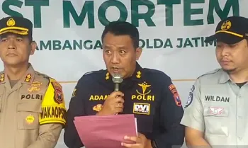 Kasubdit Dokpol Polda Jatim AKBP Adam Bimantoro konferensi pers identifikasi korban KMP Tunu Pratama Jaya di RSUD Blambangan