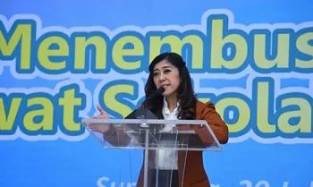 Menteri Komunikasi dan Digital (Menkomdigi) Meutya Hafid saat menghadiri acara taklimat media bertajuk “Menembus Batas Lewat Sekolah Rakyat” yang digelar di Monumen Pers Nasional, Surakarta, Minggu (20/7/2025).
