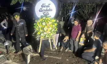 Sejumlah warga dan anggota Polri menghadiri pemakaman Bripka Cecep Saepul Bahri yang gugur saat bertugas pengamanan Pesta Rakyat