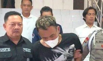 MCH (28) alias Huda terduga pembunuh perempuan muda Kediri di Blitar saat dikelerr di Polres Blitar