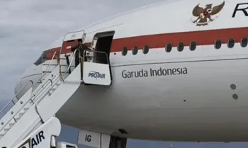 Presiden Prabowo Subianto menaiki tangga Pesawat Kepresidenan di Pangkalan Angkatan Udara Galeao, Rio De Janeiro