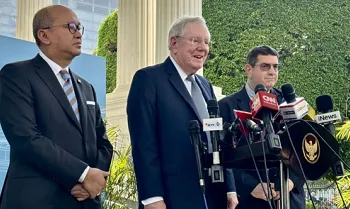 Pemimpin Utama sekaligus Pemimpin Redaksi Majalah Forbes Steve Forbes (tengah)