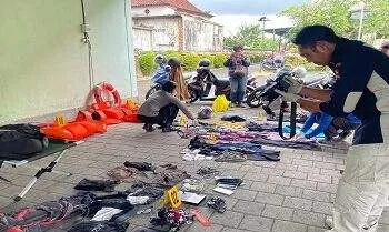 Tim Inafis Polres Jembrana melakukan klasifikasi dan inventarisasi barang milik penumpang KMP Tunu Pratama Jaya.