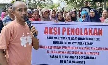 Warga Adat Masarete Protes