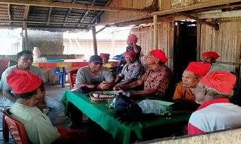 Staf PT. Bintang Lima Makmur (BLM), bersama masyarakat adat negeri Sepa. Foto: Mato