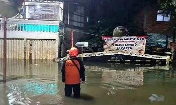Banjir Merendam 109 RT di Jakarta Ketinggian Air Mencapai Lutut Orang Dewasa