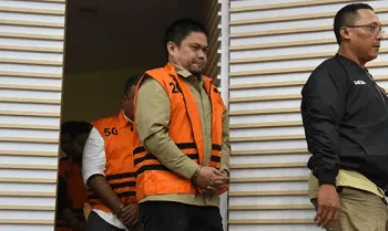 Bupati Kolaka Timur Abdul Azis (kedua kanan) bersama para tersangka lainnya dihadirkan dalam konferensi pers penahanan tersangka di Gedung Merah Putih KPK, Jakarta, Sabtu (9/8/2025) dini hari.