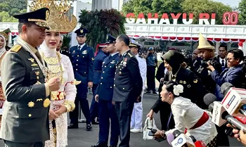 Panglima TNI Jenderal TNI Agus Subiyanto (kiri) dan istrinya, Evi Sophia Indra (dua kiri),