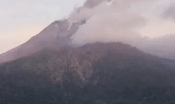Gunung Lewotobi Laki-laki Erupsi, Lontarkan Abu Setinggi 600 Meter